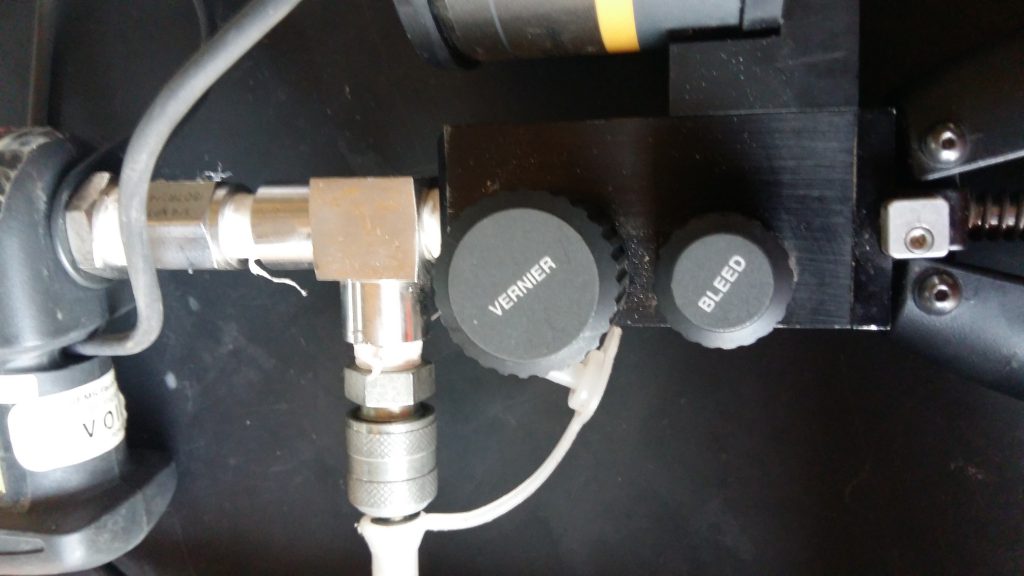 Pressure pump bleeder knob