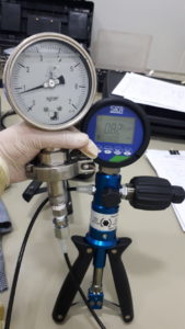 Pressure pump with a test gauge