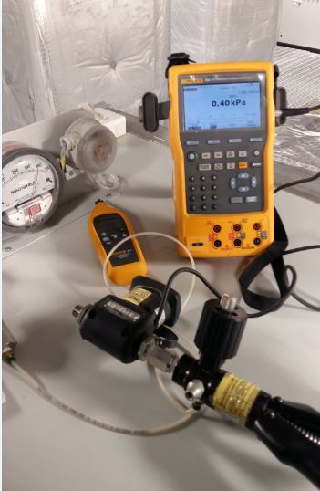 Calibration set-up using Fluke 754 with pneumatic pump and pressure mudule.