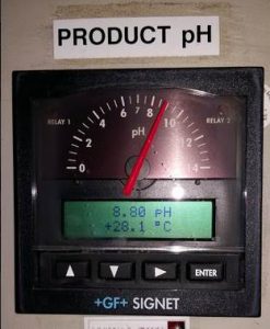 GF Signet pH meter with analog and digital display