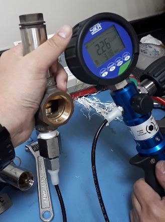 Safety valve calibration setup using a pneumatic pump.